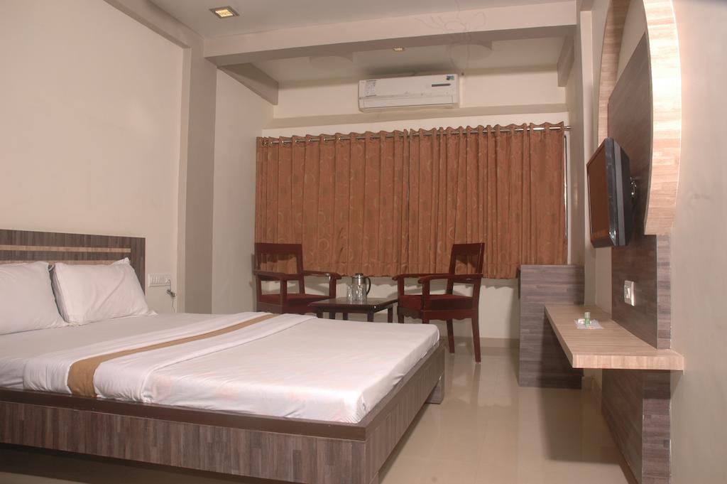Hotel Sapphire Junagadh Phòng bức ảnh