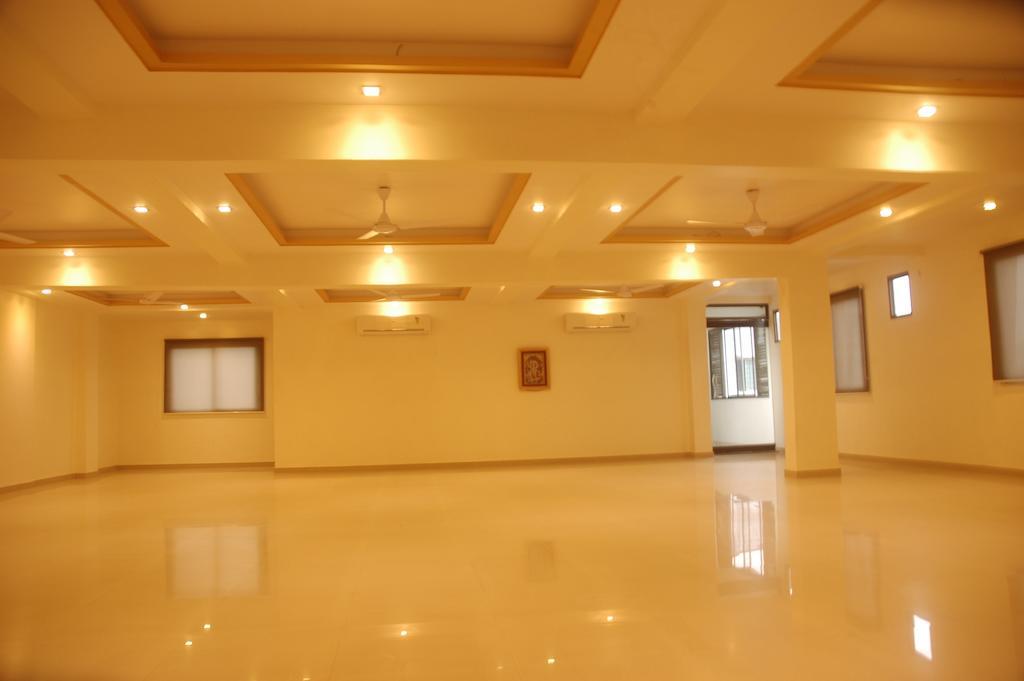 Hotel Sapphire Junagadh Ngoại thất bức ảnh