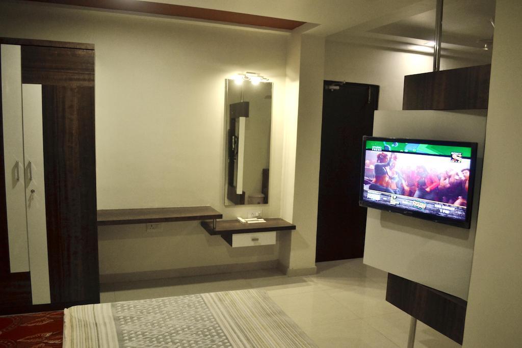 Hotel Sapphire Junagadh Ngoại thất bức ảnh