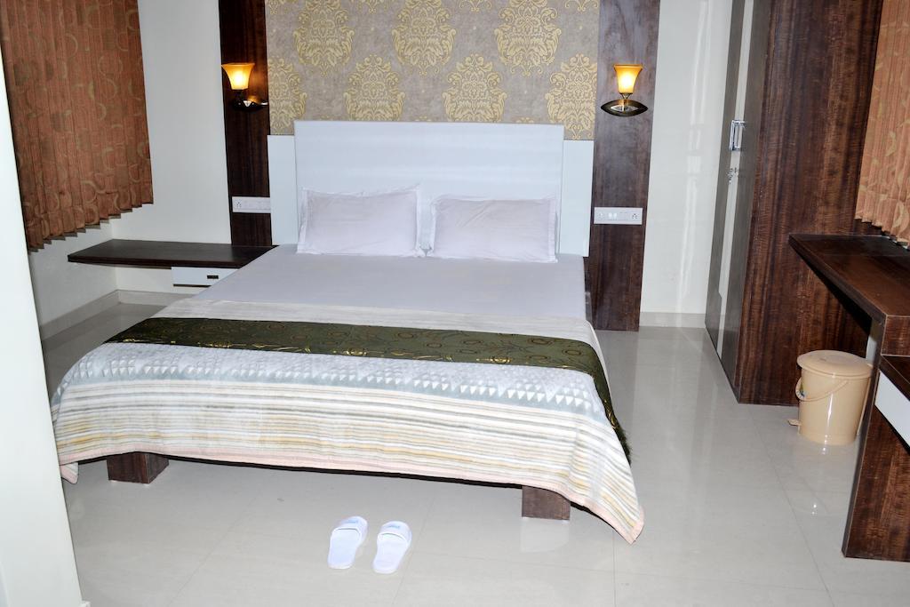 Hotel Sapphire Junagadh Ngoại thất bức ảnh