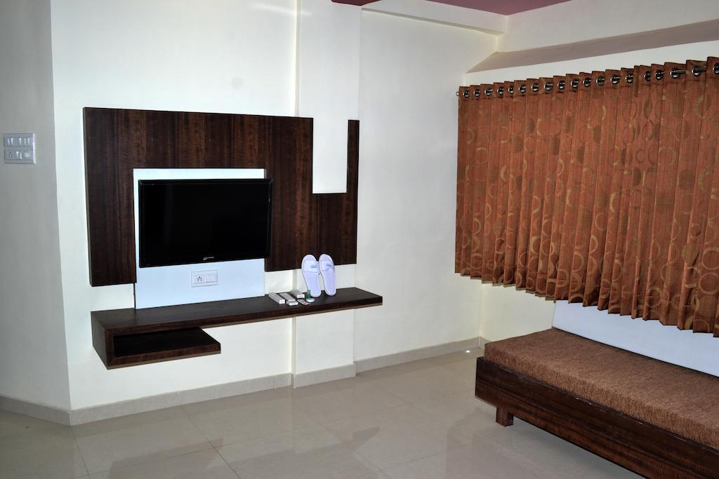 Hotel Sapphire Junagadh Ngoại thất bức ảnh