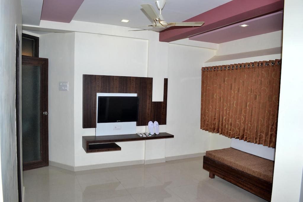 Hotel Sapphire Junagadh Ngoại thất bức ảnh