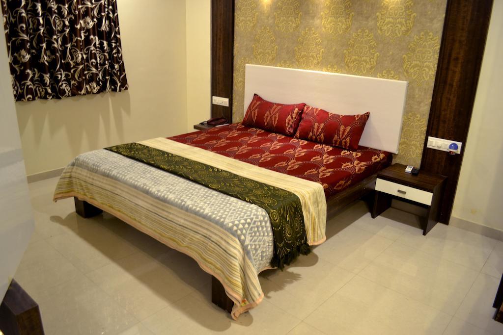 Hotel Sapphire Junagadh Phòng bức ảnh