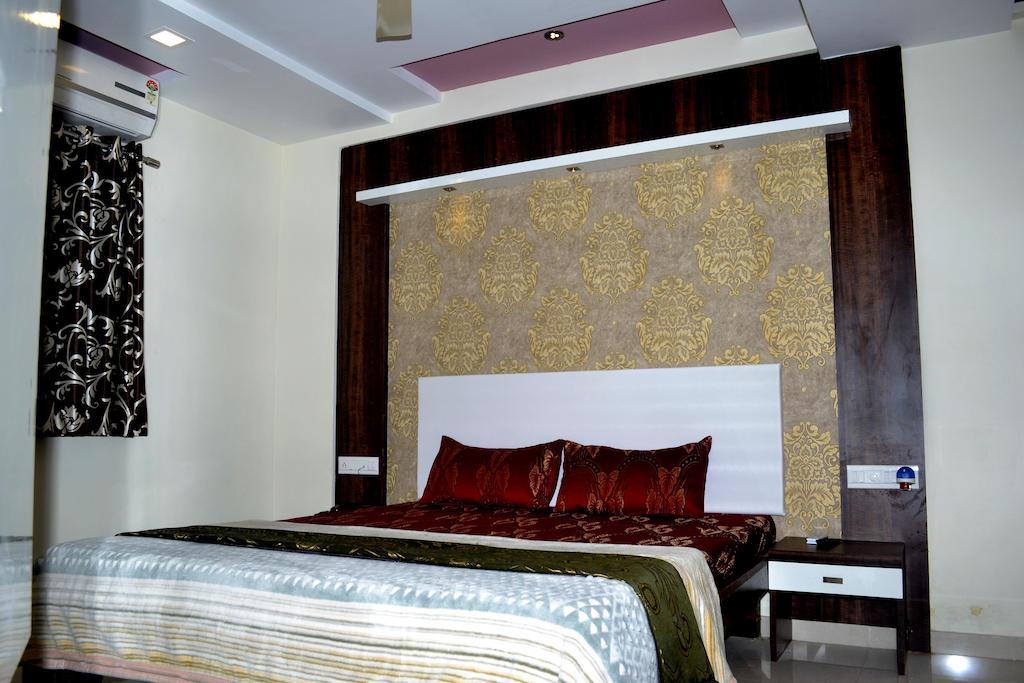 Hotel Sapphire Junagadh Ngoại thất bức ảnh