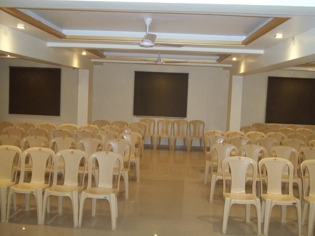 Hotel Sapphire Junagadh Ngoại thất bức ảnh