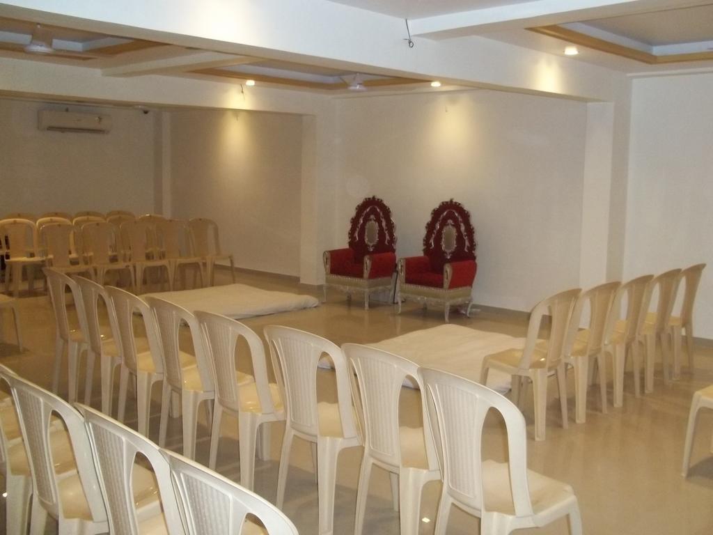 Hotel Sapphire Junagadh Ngoại thất bức ảnh