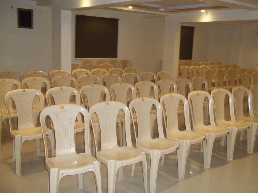 Hotel Sapphire Junagadh Ngoại thất bức ảnh