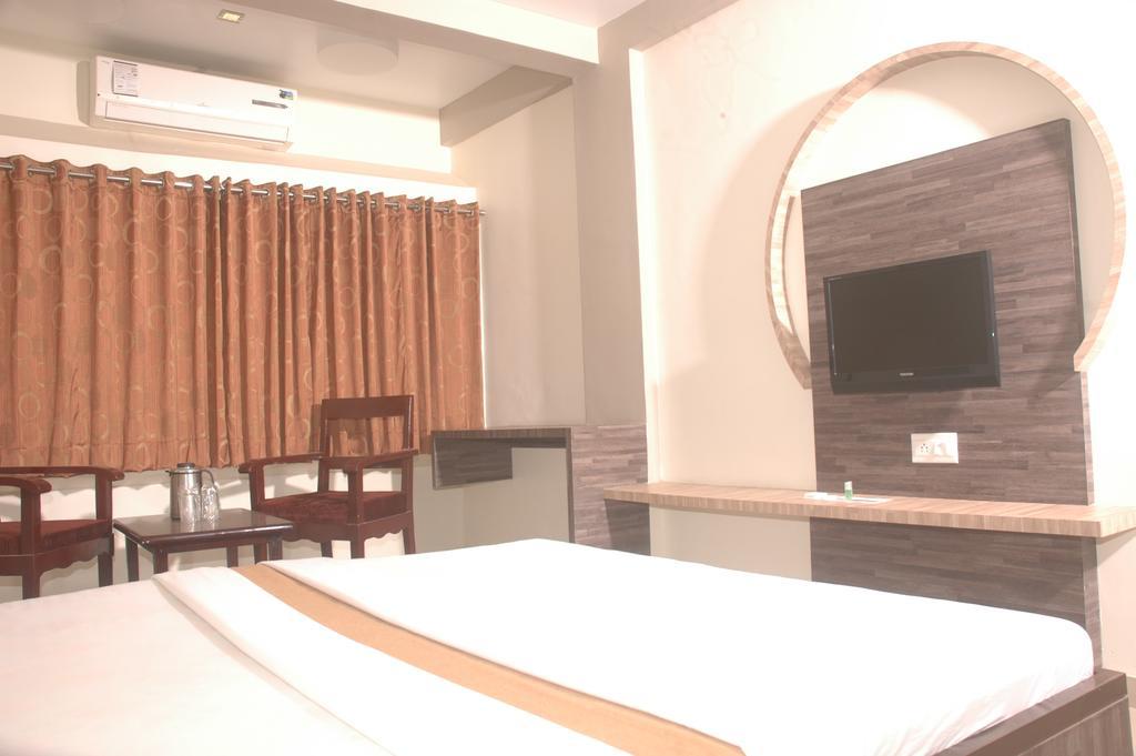 Hotel Sapphire Junagadh Ngoại thất bức ảnh