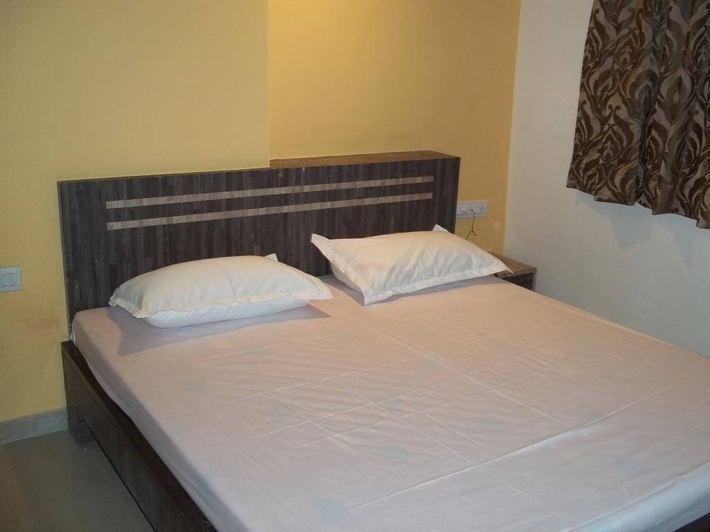 Hotel Sapphire Junagadh Ngoại thất bức ảnh