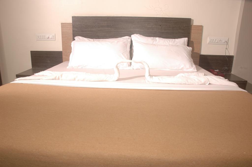 Hotel Sapphire Junagadh Ngoại thất bức ảnh