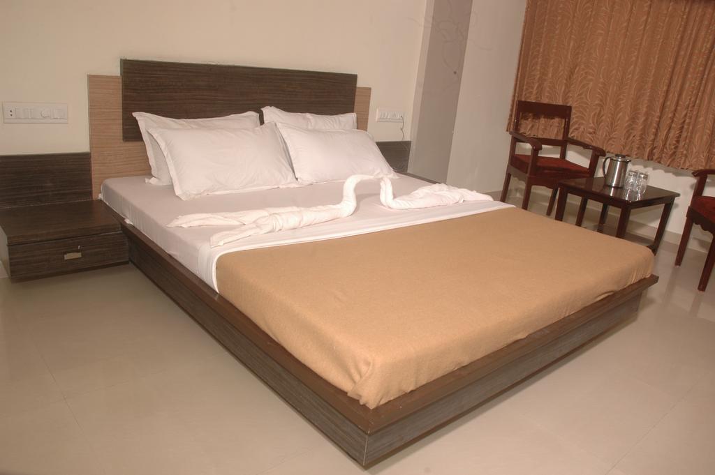 Hotel Sapphire Junagadh Ngoại thất bức ảnh