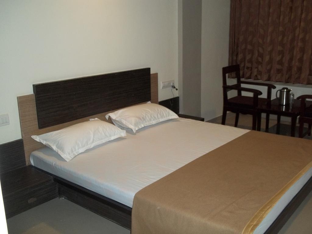 Hotel Sapphire Junagadh Ngoại thất bức ảnh