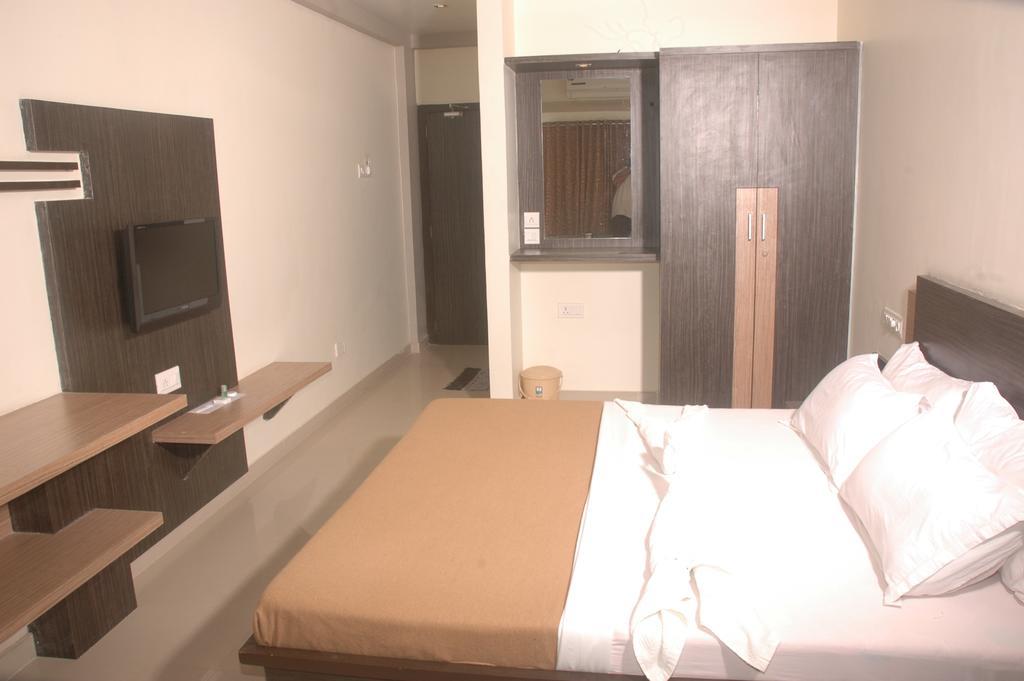 Hotel Sapphire Junagadh Ngoại thất bức ảnh