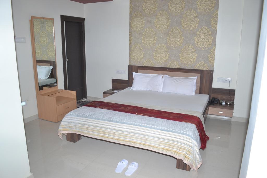 Hotel Sapphire Junagadh Ngoại thất bức ảnh