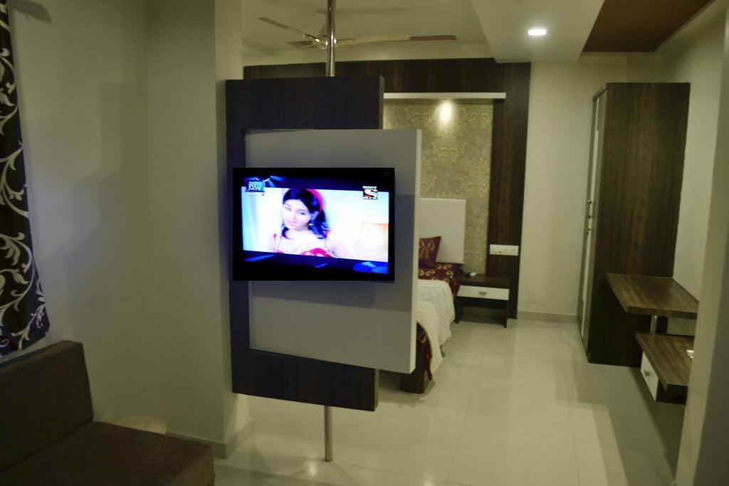 Hotel Sapphire Junagadh Ngoại thất bức ảnh