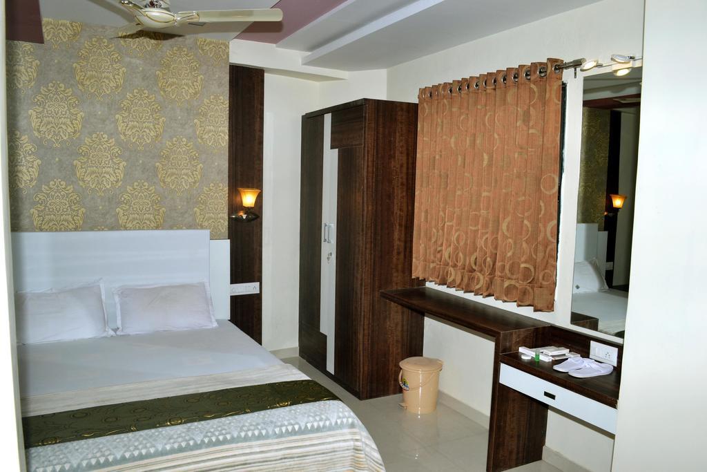 Hotel Sapphire Junagadh Ngoại thất bức ảnh