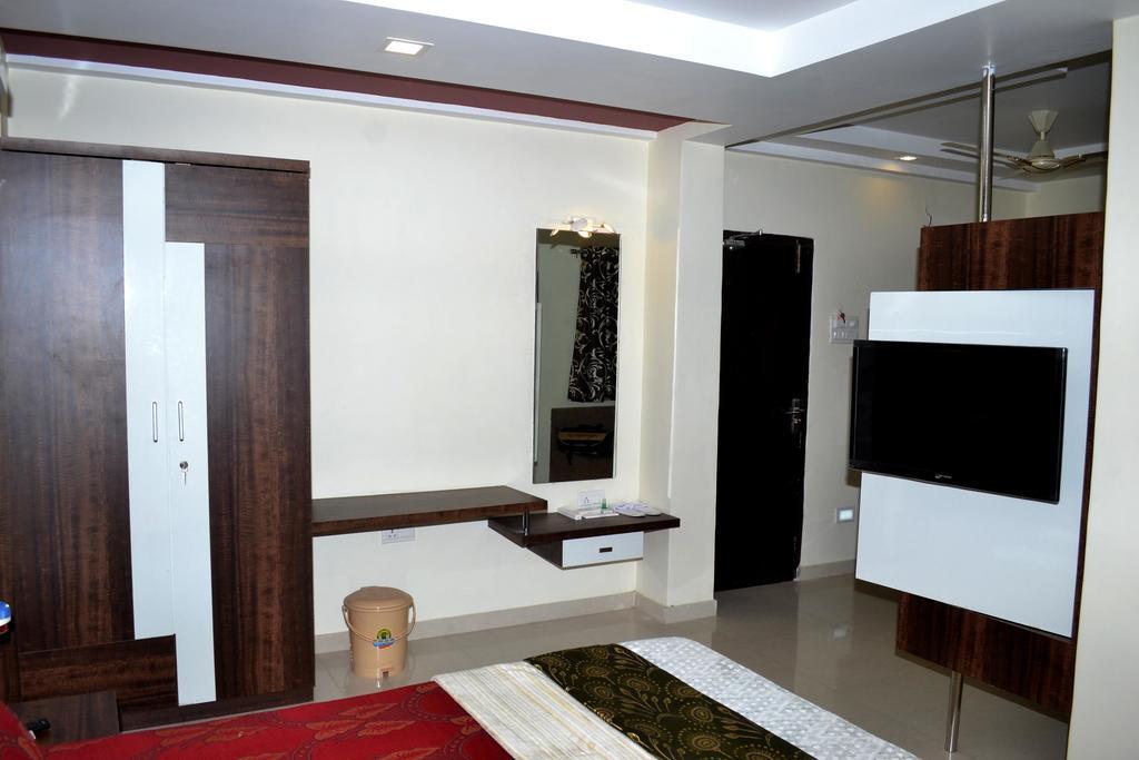 Hotel Sapphire Junagadh Ngoại thất bức ảnh