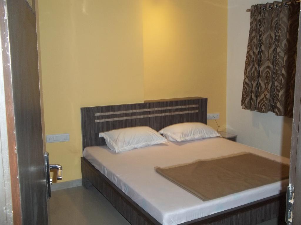 Hotel Sapphire Junagadh Ngoại thất bức ảnh