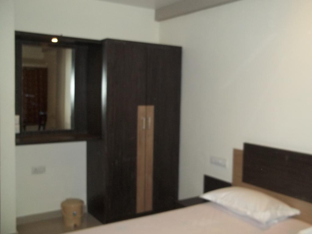 Hotel Sapphire Junagadh Ngoại thất bức ảnh