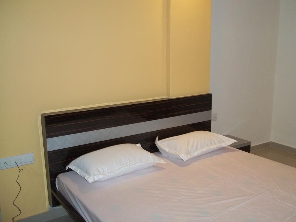 Hotel Sapphire Junagadh Ngoại thất bức ảnh