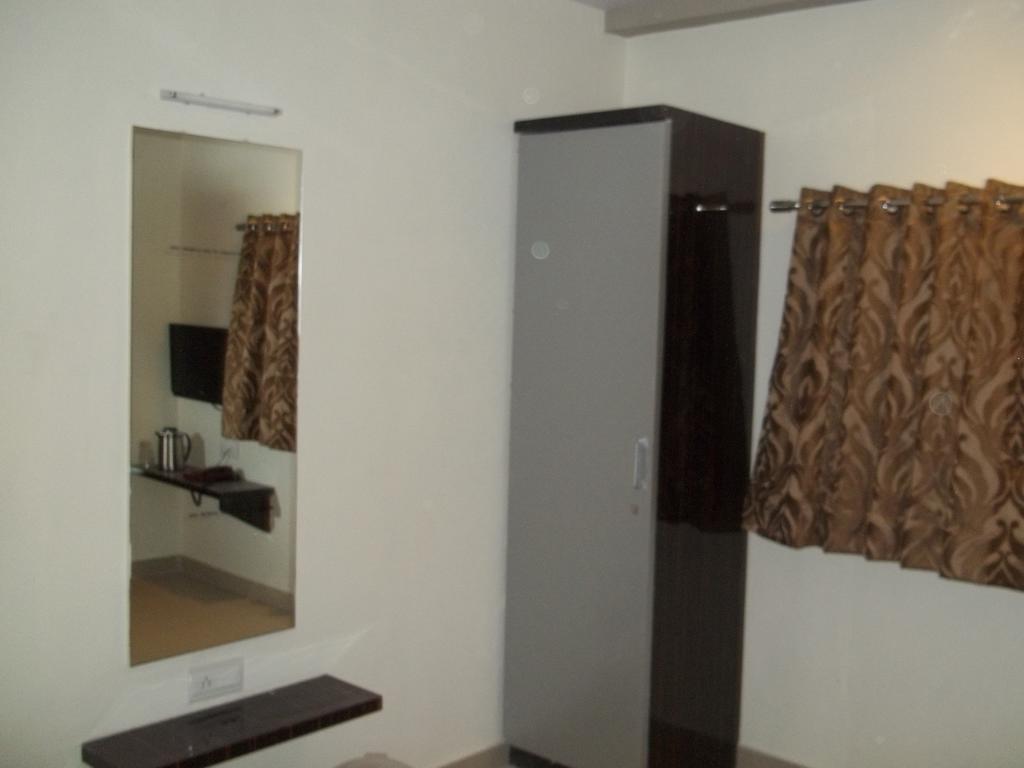 Hotel Sapphire Junagadh Ngoại thất bức ảnh