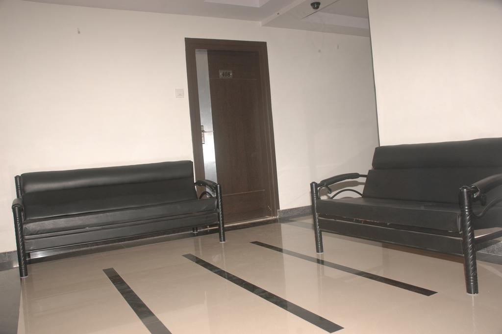 Hotel Sapphire Junagadh Ngoại thất bức ảnh