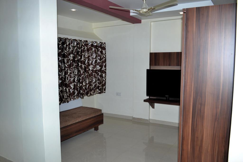 Hotel Sapphire Junagadh Ngoại thất bức ảnh