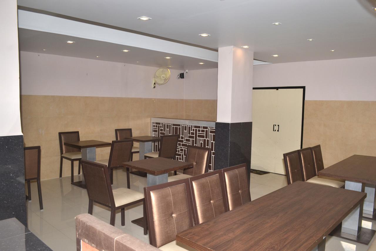Hotel Sapphire Junagadh Ngoại thất bức ảnh