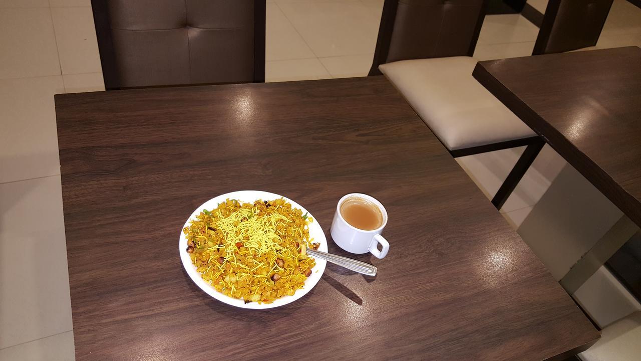 Hotel Sapphire Junagadh Ngoại thất bức ảnh