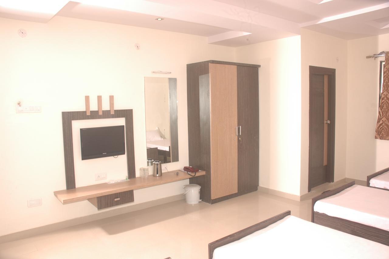 Hotel Sapphire Junagadh Ngoại thất bức ảnh