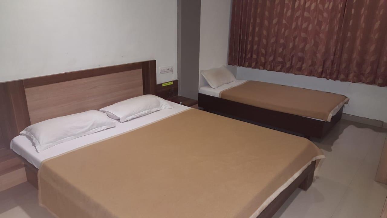 Hotel Sapphire Junagadh Ngoại thất bức ảnh