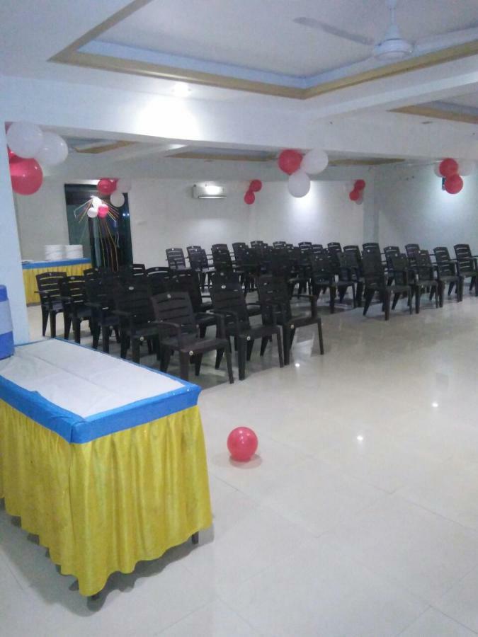 Hotel Sapphire Junagadh Ngoại thất bức ảnh
